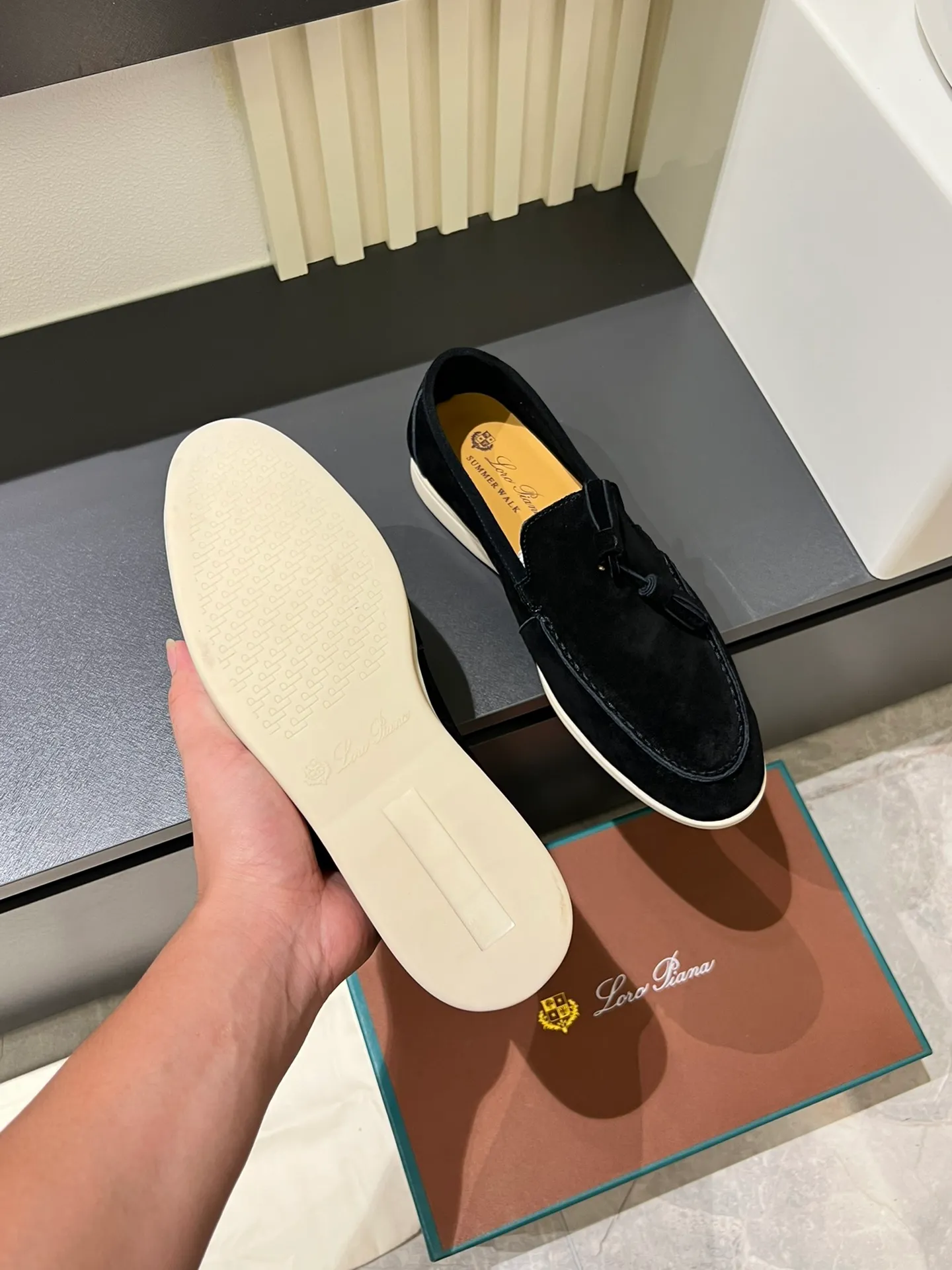 Men's shoes 💰p360 "Loro men's shoes 💰pian'*" Classic L men's shoes for couples 💰p Top version British flat loafers, a must-have item in old money style, the minimalist design is eye-catching and durable, a plus point for dressing The soft foot feel and texture are outstanding. They don’t scratch your feet and are very nice. They are matched with soft and waxy soles. They can be worn daily for a long time without getting tired. They are easy to wear, versatile and classic items, with perfect foot feel and texture! Imported cashmere fabric, the lining is made of imported A-grade water-dyed cow lining, the top version of the genuine leather midsole is sewn with pure handmade mark thread! Size: Female 35-40 (34. Customized) Male 38-44 (45.46. Customized)